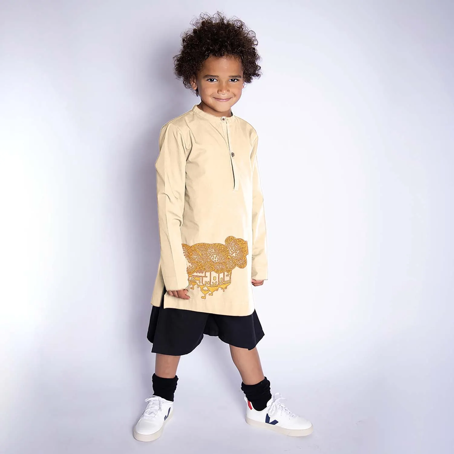Beige kindertuniek met gouden kasteelborduursel