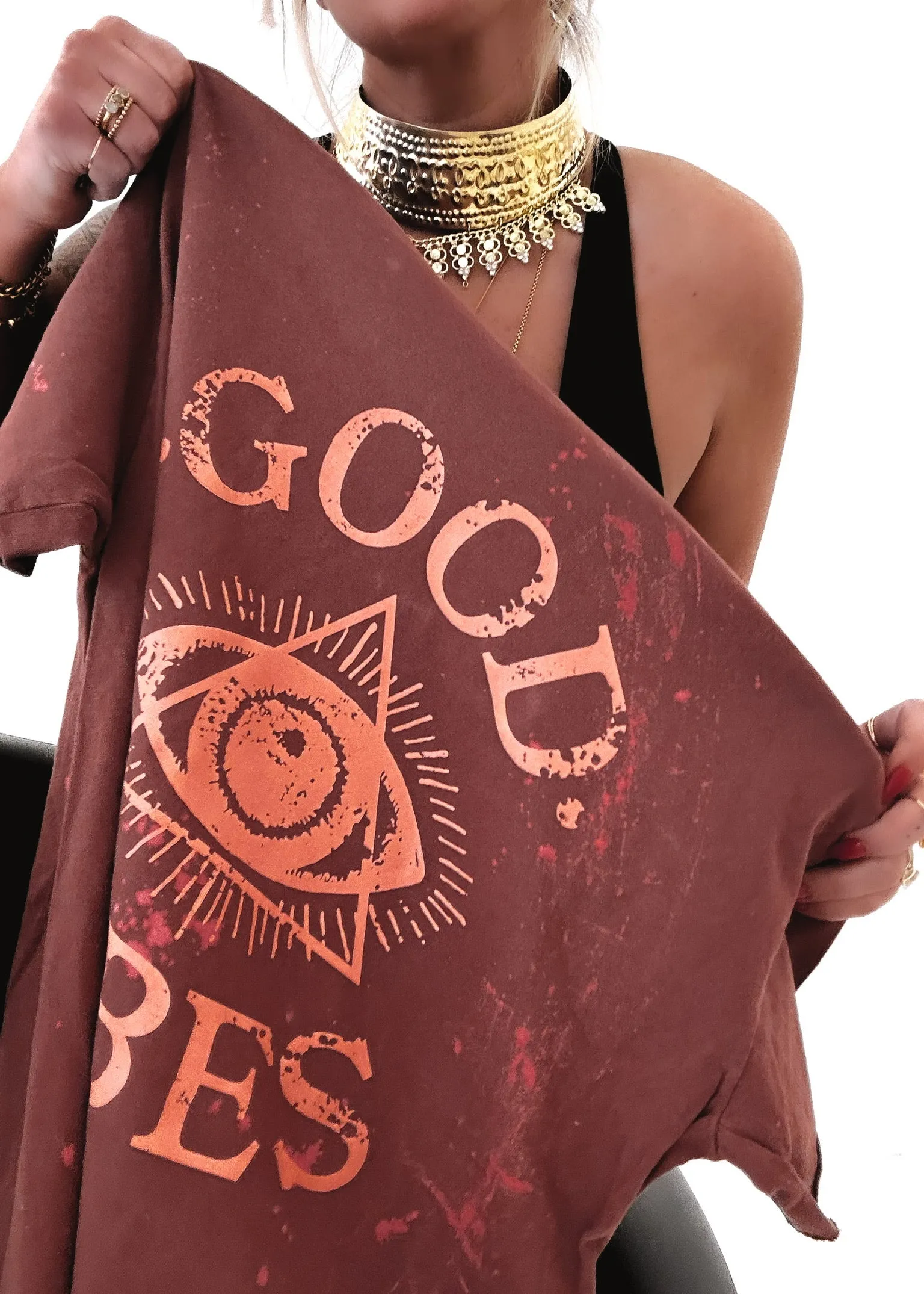 GOOD VIBES (PEACH) BLEACHED OUT SIDE SLIT TEE